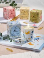 CAJA SURTIDA 12 VELA DECORADA AROMAS CON CAJA REGALO